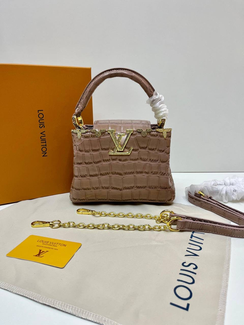 LV
115 dhs🪙💕

with box
🎁🎁🎁
size 20×7.5×14cm

Zain42
♥️♥️♥️