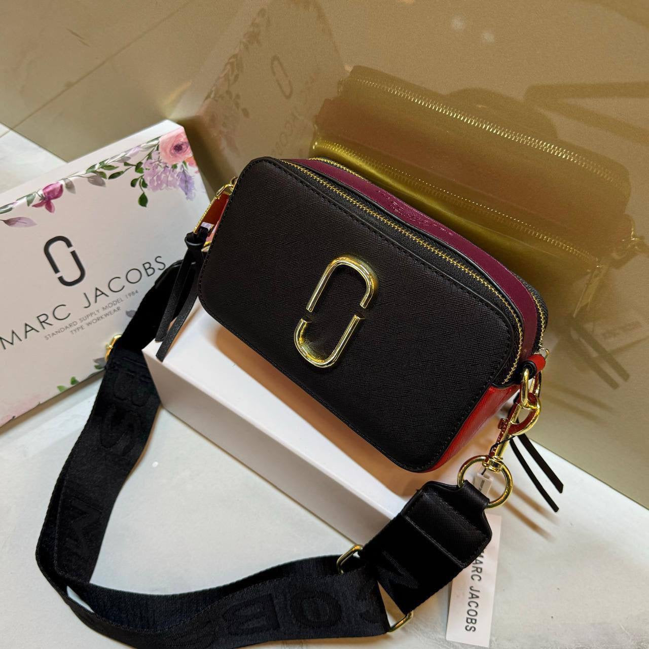 MARC JACOBS 

NEW CAME GOOD QUALITY 
WITH BOX 
🎁🎁🎁

90 dhs🇦🇪

Zain39
♥️♥️♥️