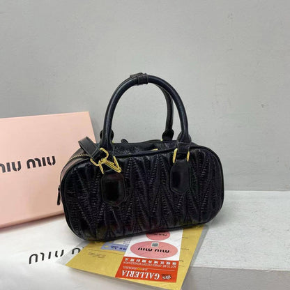 Miu Miu

23*12*9Cm

With box 
🎁🎁🎁

75 dhs🪙

Zain17
♥️♥️♥️