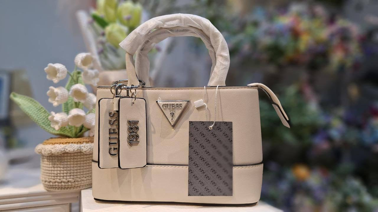 GUESS

20*14cm

95 dhs🇦🇪

with BOX
🎁🎁🎁

Zain254
♥️♥️♥️