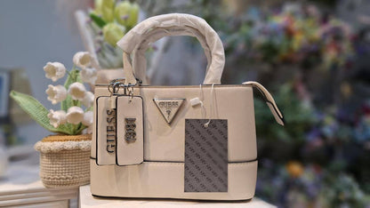 GUESS

20*14cm

95 dhs🇦🇪

with BOX
🎁🎁🎁

Zain254
♥️♥️♥️