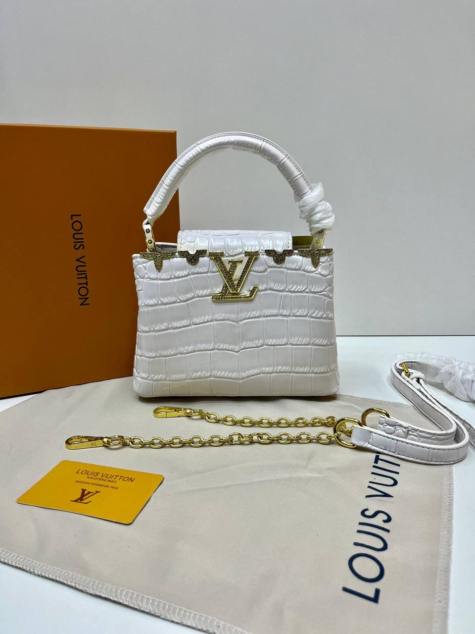 LV
115 dhs🪙💕

with box
🎁🎁🎁
size 20×7.5×14cm

Zain42
♥️♥️♥️