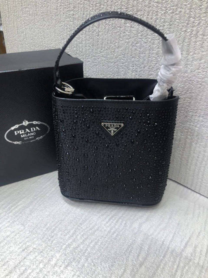 Prada 
Good Quality 

With Box 
🎁🎁🎁

105 dhs🇦🇪

Zain250
♥️♥️♥️