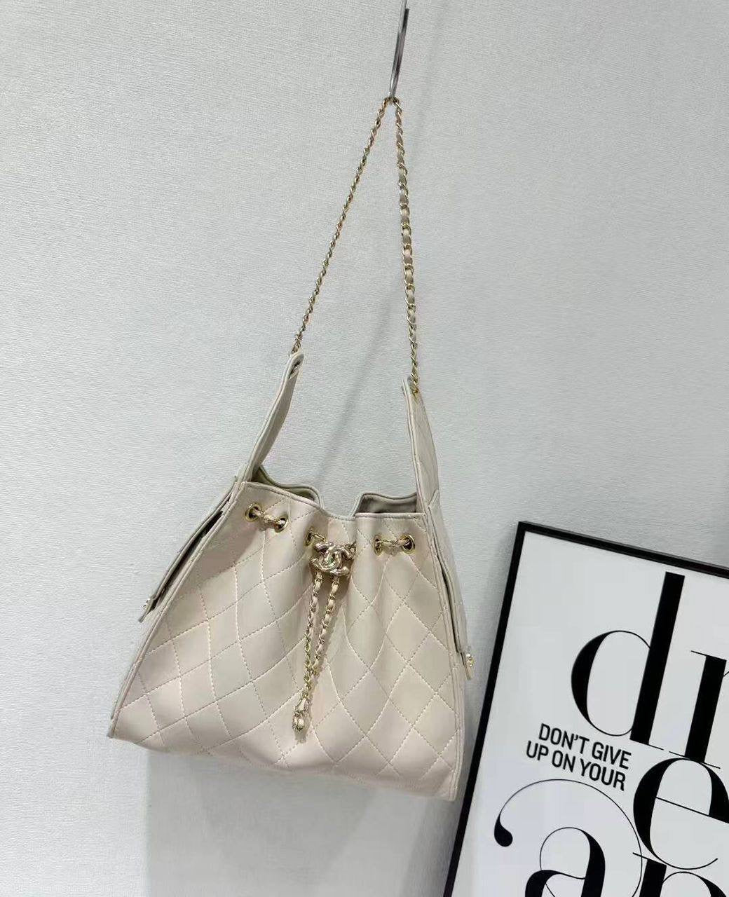 Chanel 
130 dhs🇦🇪
size 28×13×35cm

Zain42
♥️♥️♥️