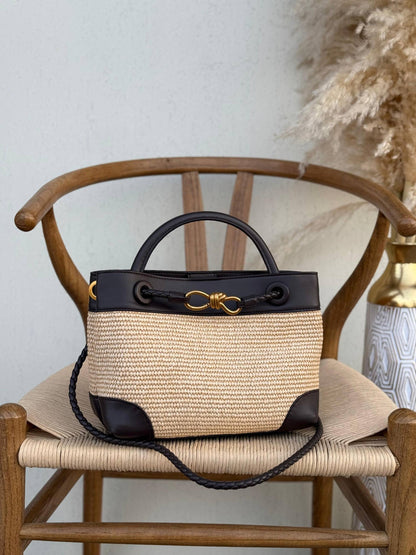 New collection✨✨✨
BOTTEGA VENETA
25cm
350 dhs🇦🇪
Top quality 
With box🎁

Zain167
♥️♥️♥️