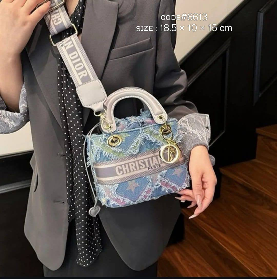 CHRISTIAN LADY DIOR
ᴅᴇɴɪᴍ ᴊᴇᴀɴ's ᴄʀᴏssʙᴀɢ
sɪᴢᴇ :18.5 cm

75 dhs🪙💕

Zain31
♥️♥️♥️