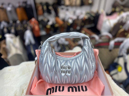 Miu Miu

With box 
🎁🎁🎁

95 dhs🇦🇪

Zain93
♥️♥️♥️