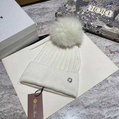 Loro piana winter hats 
Free size 
80 dhs🪙

Zain88
♥️♥️♥️