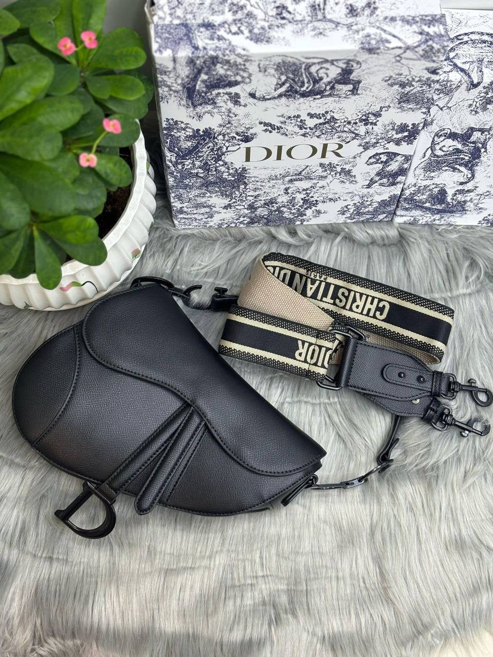 DIOR CAVIAR
SIZE……….. 24CM

110 dhs🇦🇪

With BOX
🎁🎁🎁

Zain244
♥️♥️♥️