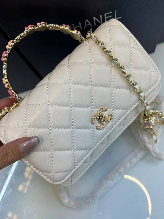 CHANEL

100 dhs🪙💕

with box
🎁🎁🎁

Zain90
♥️♥️♥️