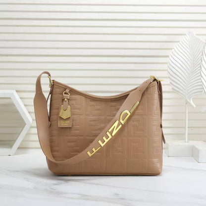 New arrived 
Fendi 
120 dhs🇦🇪
size 32cm

Zain161
♥️♥️♥️