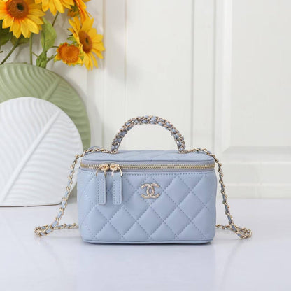 Chanel

Best quality 

with box’s 
🎁🎁🎁

95 dhs🇦🇪

size 17 cm

Zain158
♥️♥️♥️