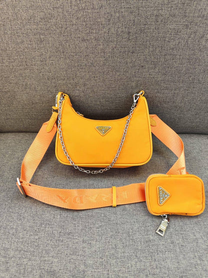 Prada
80 dhs🇦🇪

with box
🎁🎁🎁

Zain26
♥️♥️♥️