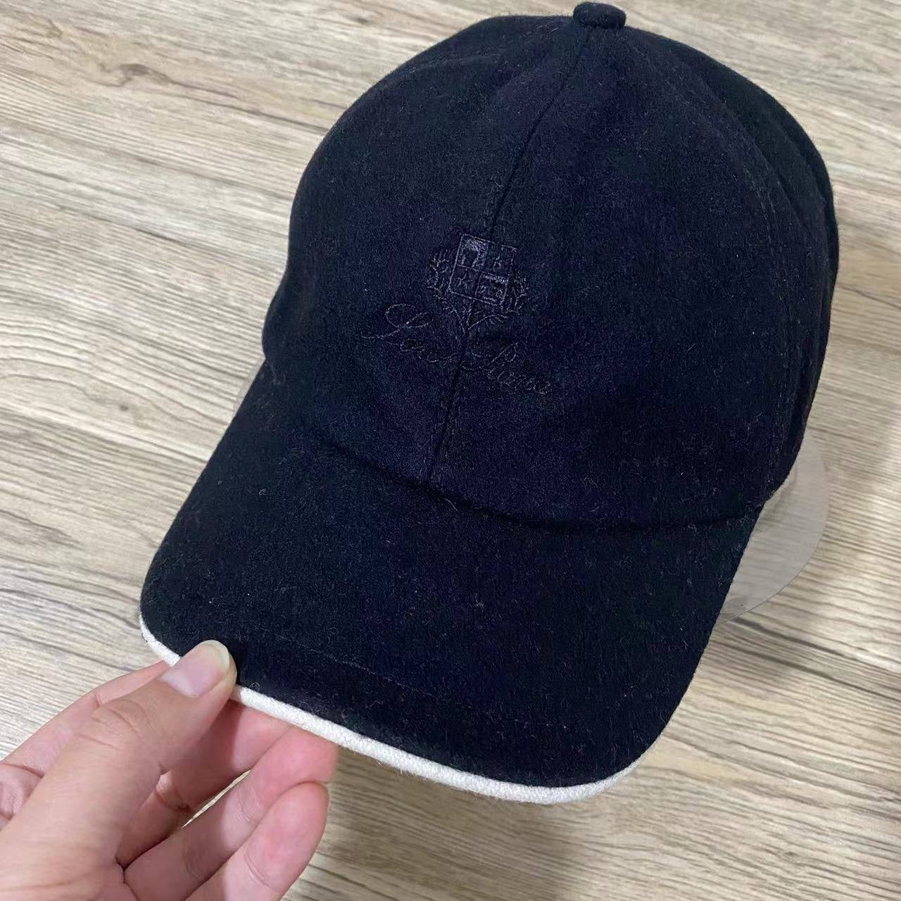 CASHMERE LORO PIANA 
MENS CAP 🧢 
FREE SIZE 
120 dhs🪙

Zain88
♥️♥️♥️