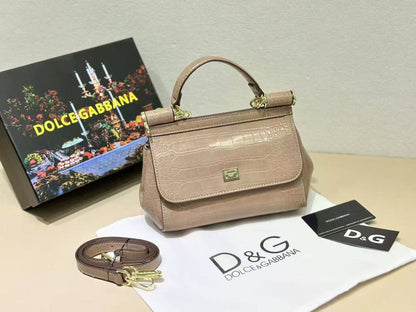 D&G
high quality 

with box 
🎁🎁🎁

100 dhs🪙💕

Zain39
♥️♥️♥️