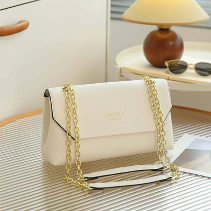 PRADA 

NEW CAME GOOD QUALITY 
WITH BOX 
🎁🎁🎁

90 dhs🇦🇪

Zain39
♥️♥️♥️