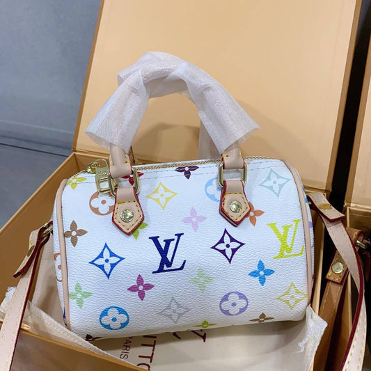 LV

85 dhs🇦🇪

Good quality 
with box
🎁🎁🎁

Zain35
♥️♥️♥️