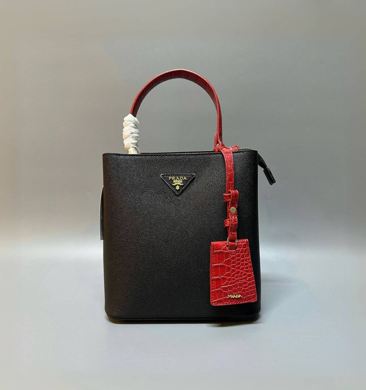 PRADA 
NEW CAME GOOD QUALITY 
105 dhs🇦🇪

Zain39
♥️♥️♥️