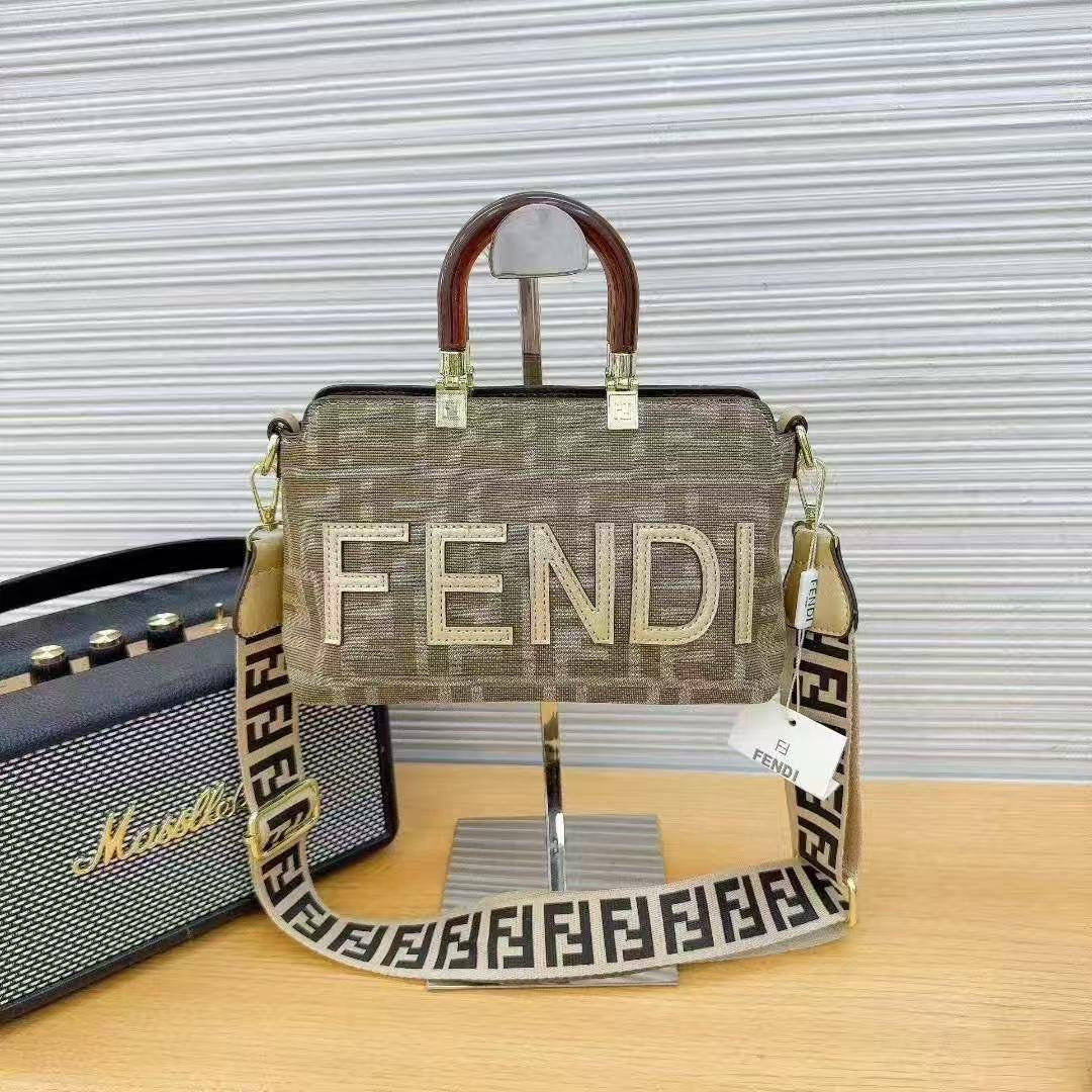 Fendi
23*15*9cm
75 dhs🇦🇪

Zain17
♥️♥️♥️