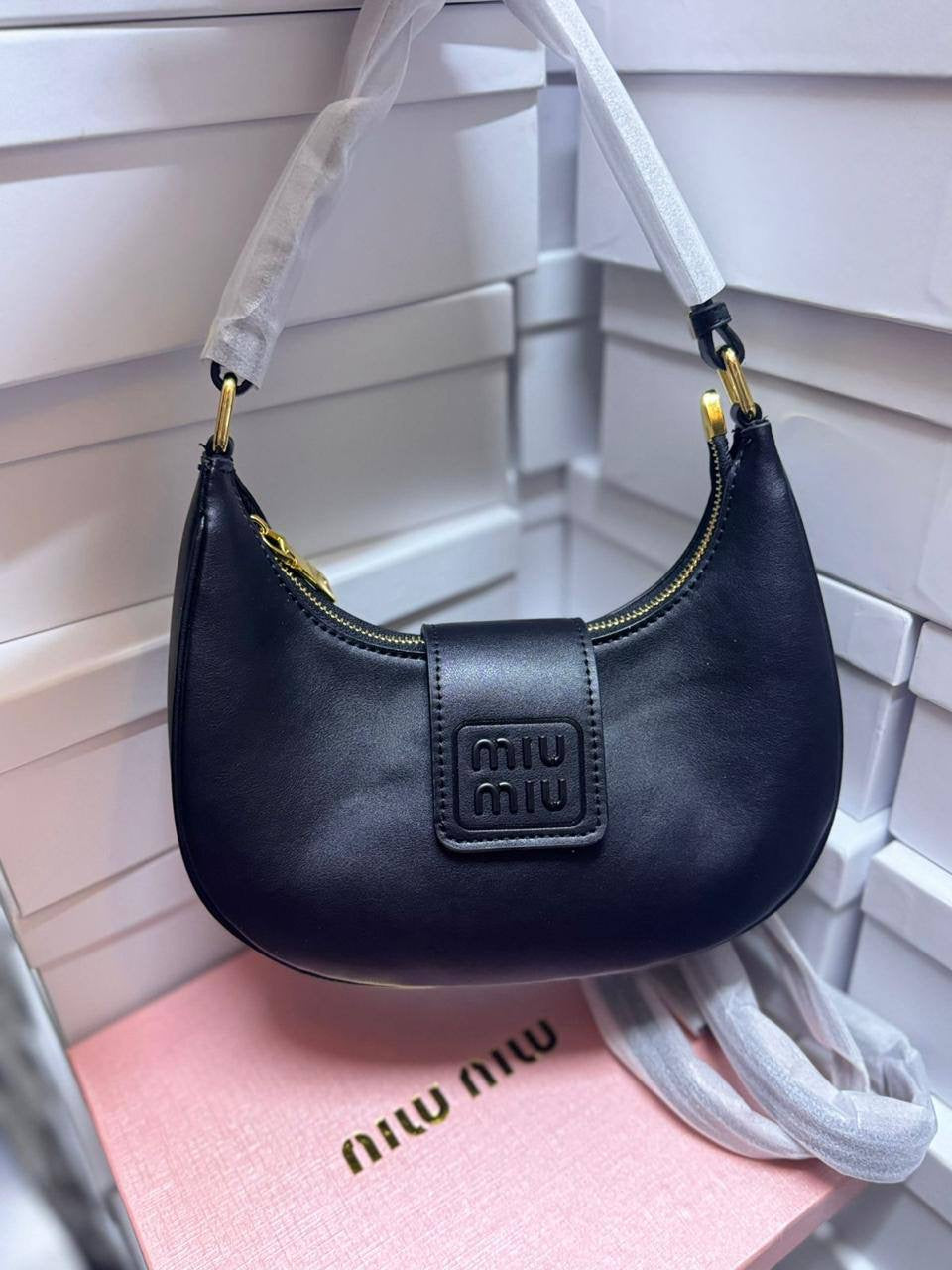 🎉 Offer 🎊  MiuMiu hobo
Size : 24 * 17 cm

75 dhs🇦🇪

with box🎁

Zain115
♥️♥️♥️