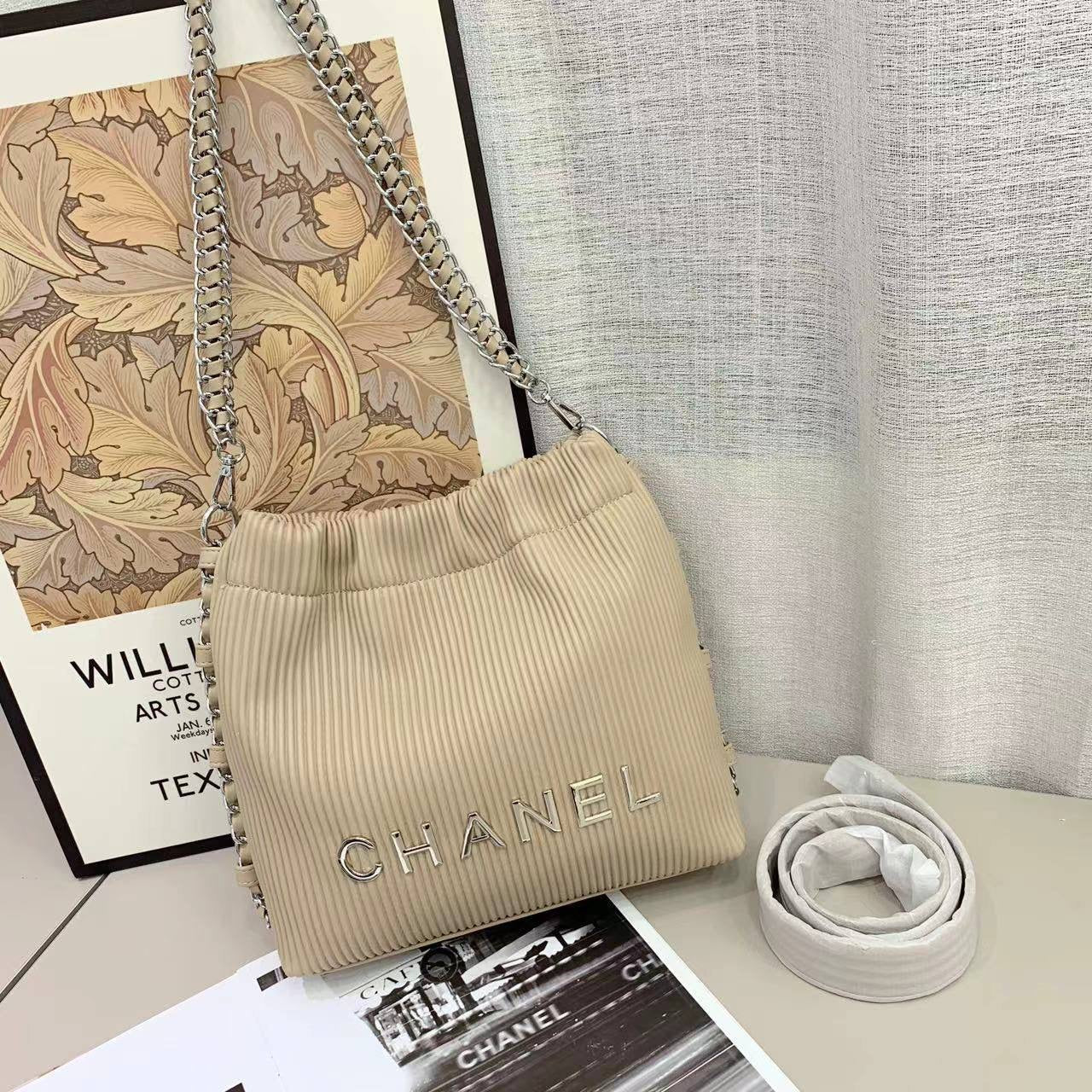 Chanel

with box
🎁🎁🎁

105 dhs🇦🇪

Zain143
♥️♥️♥️