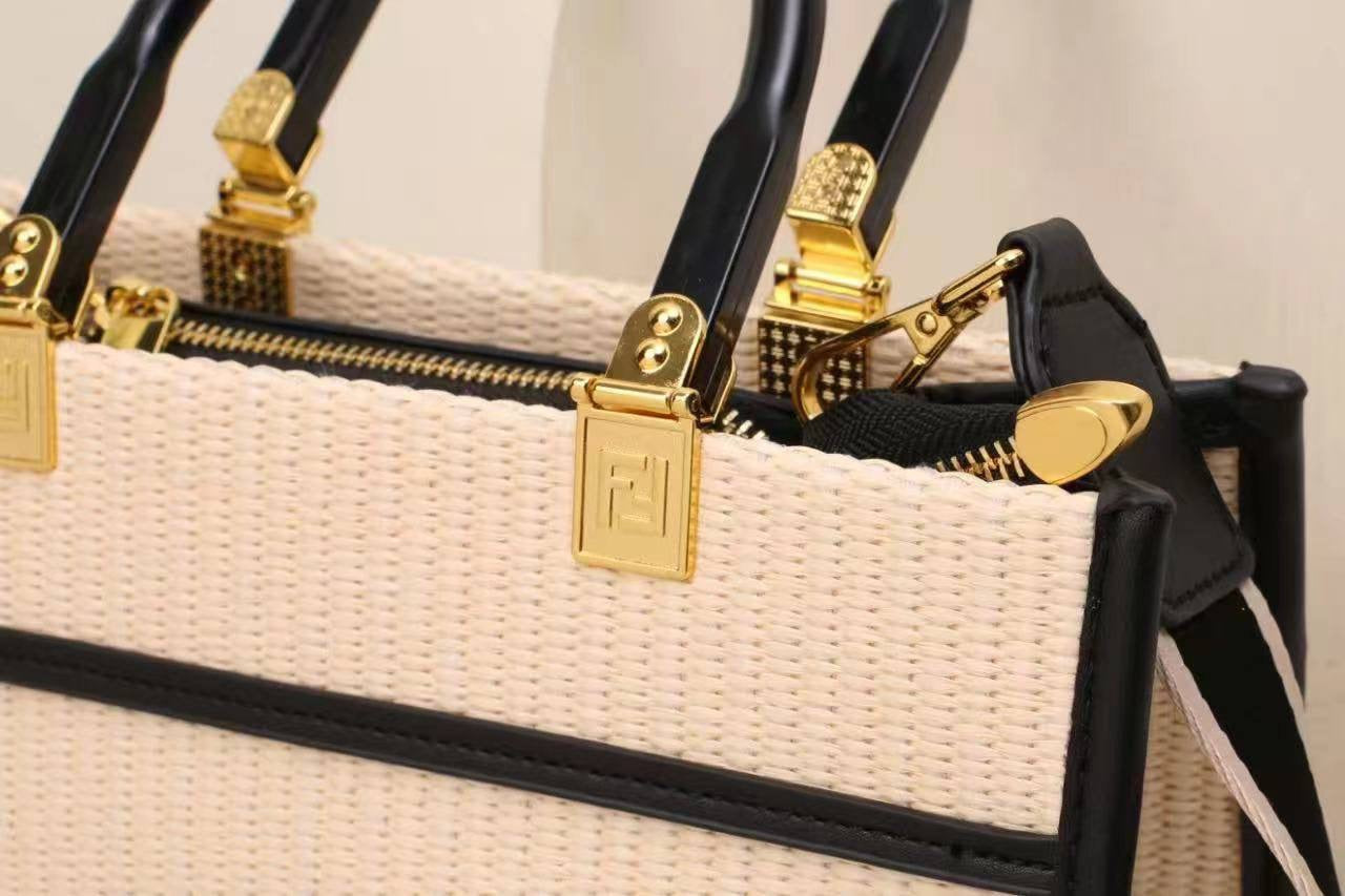 FENDI sᴜɴsʜɪɴᴇ
ᴍɪɴɪ ᴛᴏᴛᴇ ʙᴀɢ
ʀᴀᴛᴛᴀɴ ᴛᴡᴇᴇᴅs ᴍᴀᴛᴇʀɪᴀʟ
ᴡɪᴛʜ ʟᴏɴɢ ʙᴇʟᴛ sᴛʀᴀᴘ
sɪᴢᴇ : 26 cm

95 dhs🪙

Zain31
♥️♥️♥️