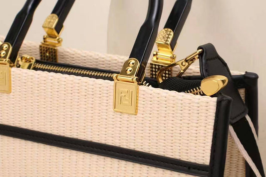 FENDI sᴜɴsʜɪɴᴇ
ᴍɪɴɪ ᴛᴏᴛᴇ ʙᴀɢ
ʀᴀᴛᴛᴀɴ ᴛᴡᴇᴇᴅs ᴍᴀᴛᴇʀɪᴀʟ
ᴡɪᴛʜ ʟᴏɴɢ ʙᴇʟᴛ sᴛʀᴀᴘ
sɪᴢᴇ : 26 cm

95 dhs🪙

Zain31
♥️♥️♥️