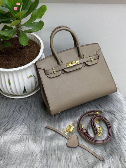 Hermes 
SIZE  ……… 25 cm
105 dhs🇦🇪

Zain51
♥️♥️♥️