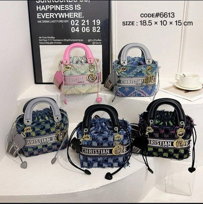 CHRISTIAN LADY DIOR
ᴅᴇɴɪᴍ ᴊᴇᴀɴ's ᴄʀᴏssʙᴀɢ
sɪᴢᴇ :18.5 cm

75 dhs🇦🇪

Zain31
♥️♥️♥️