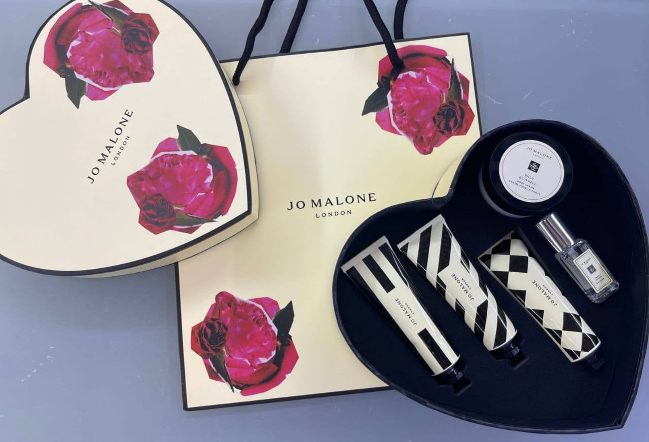 Jo Malone 5in1 set
95 dhs🇦🇪

3pcs hand cream 
- English pear
- Wood sage 
- Lime basil
1pc cologne - wild bluebell
1pc body cream -wild bluebell

Zain01
♥️♥️♥️