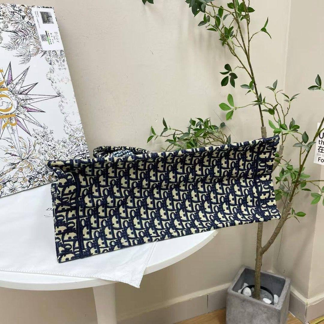 Dior
42*35*15.5cm

With start and scarf 

With box 
🎁🎁🎁

120  dhs🇦🇪

Zain17
♥️♥️♥️