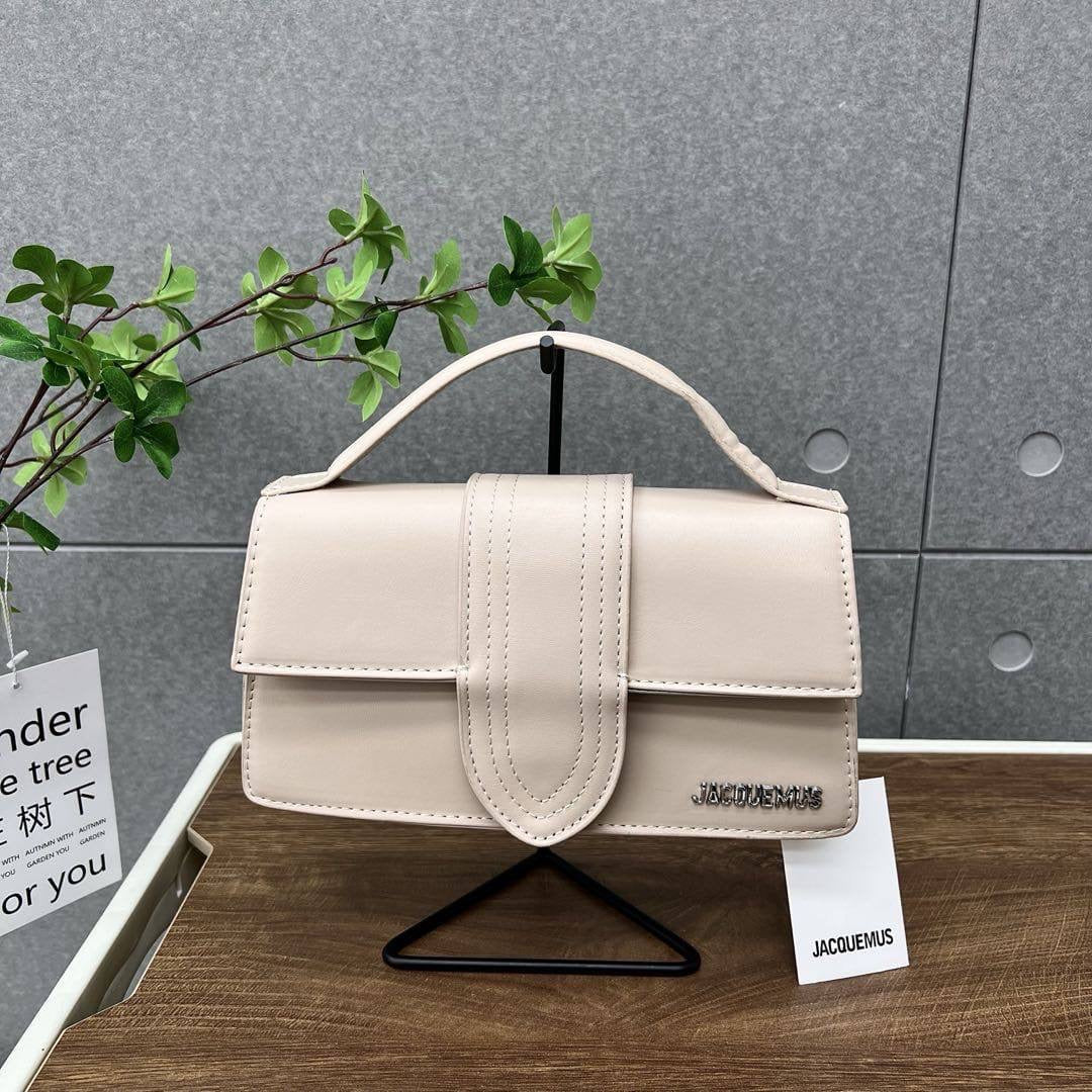 Jacquemus
nice quality
nice price 
65 dhs🪙💕

Zain22
♥️♥️♥️