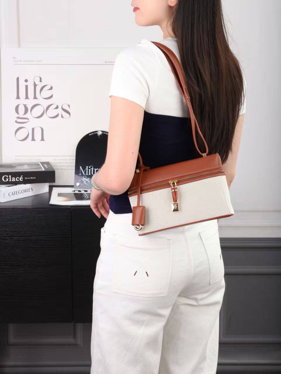 Loro piana
SIZE……….    23CM
105 dhs🇦🇪

with box
🎁🎁🎁

Zain244
♥️♥️♥️