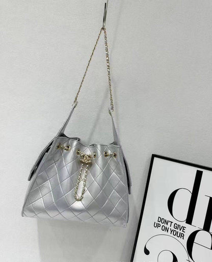 Chanel 
130 dhs🇦🇪
size 28×13×35cm

Zain42
♥️♥️♥️