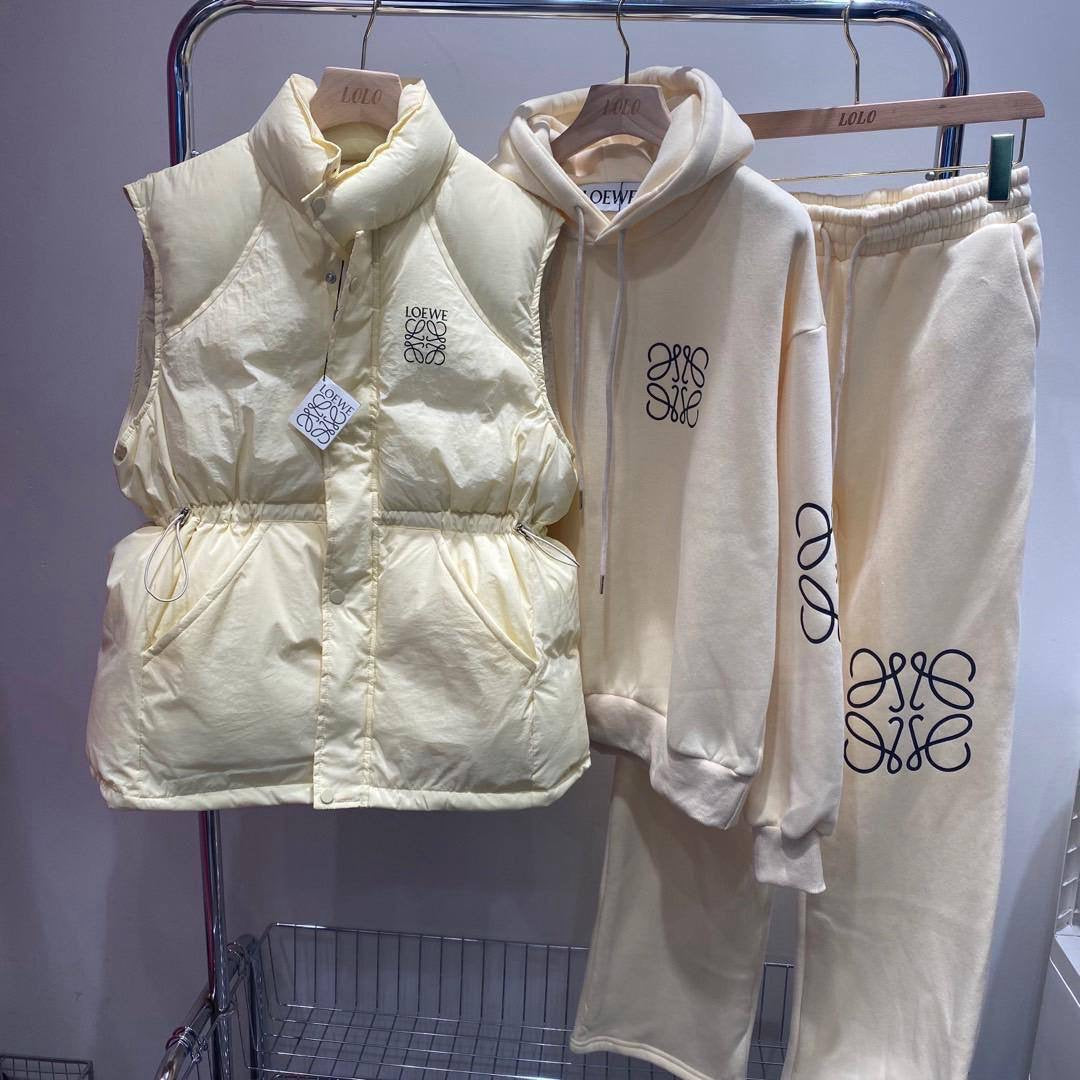 *New collections      
380 dhs🪙
*good  quality  💕💝🛍️
*Sizes:S M L * 
*AVAILABLE NOW* full set

Zain231
♥️♥️♥️