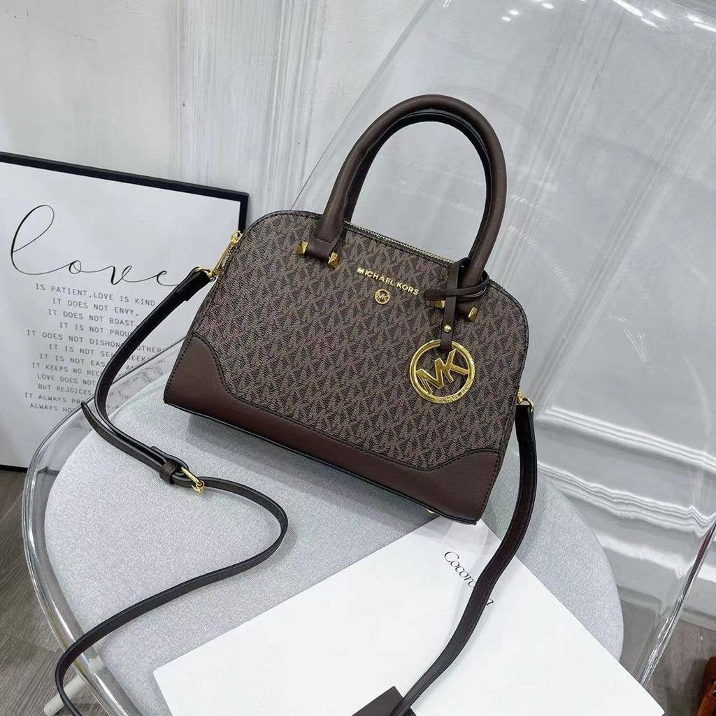 MK
95 dhs🪙💕
size 26cm

Zain26
♥️♥️♥️