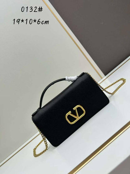 VALENTINO 

100 dhs🇦🇪

with box
🎁🎁🎁

Zain90
♥️♥️♥️
