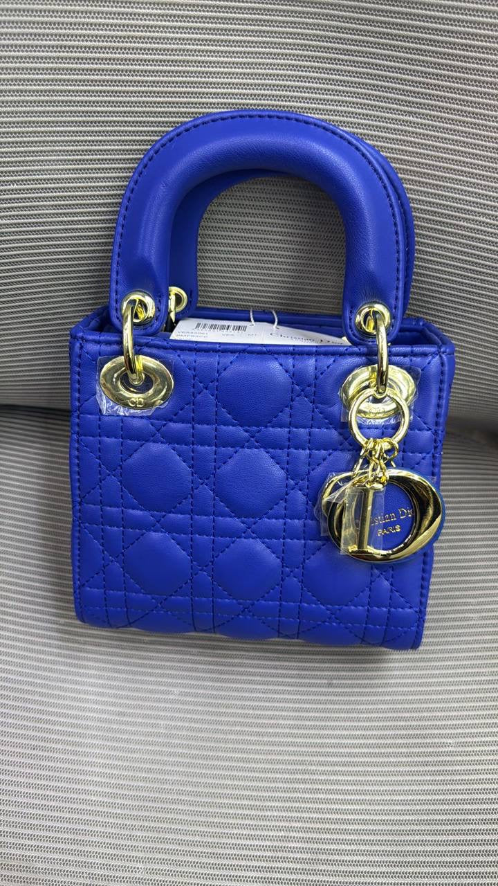 Dior

18cm

95 dhs🪙💕

with box
🎁🎁🎁

Zain16
♥️♥️♥️