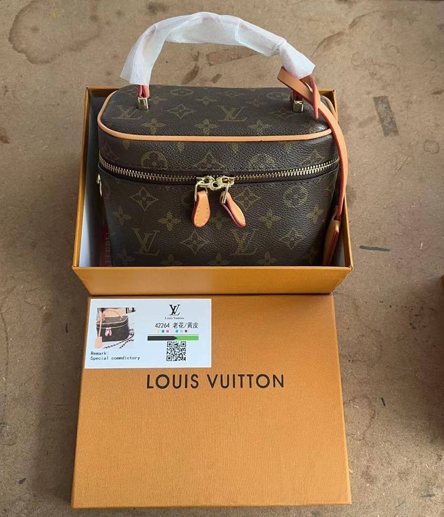 LV - Gucci
95 dhs🇦🇪

with box
🎁🎁🎁

size 18cm

Zain26
♥️♥️♥️
