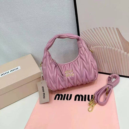 Miu Miu

with box
🎁🎁🎁

95 dhs🇦🇪
20 cm 

Zain253
♥️♥️♥️