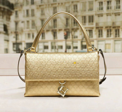 CH CH
95 dhs🇦🇪

size：24cm

Good quality 

with box
🎁🎁🎁

Zain35
♥️♥️♥️