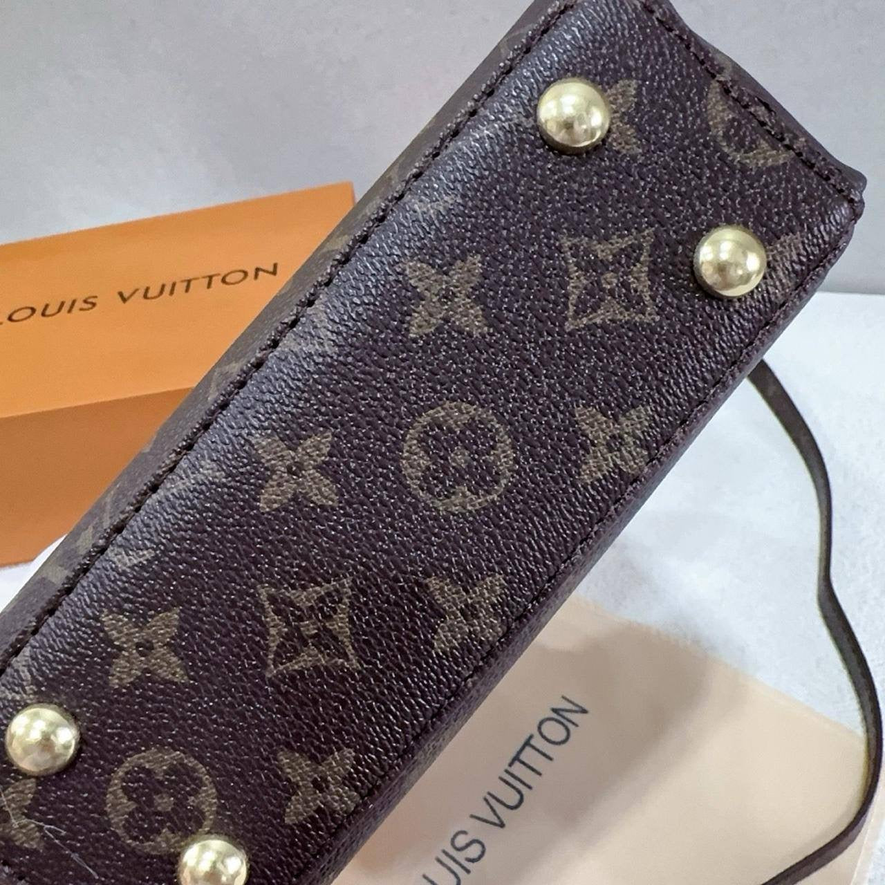 LV
20*14*7 cm 

With box
 🎁🎁🎁

80 dhs🇦🇪

Zain17
♥️♥️♥️