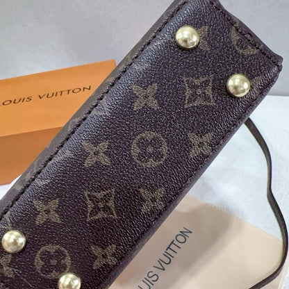 LV
20*14*7 cm 

With box
 🎁🎁🎁

80 dhs🇦🇪

Zain17
♥️♥️♥️