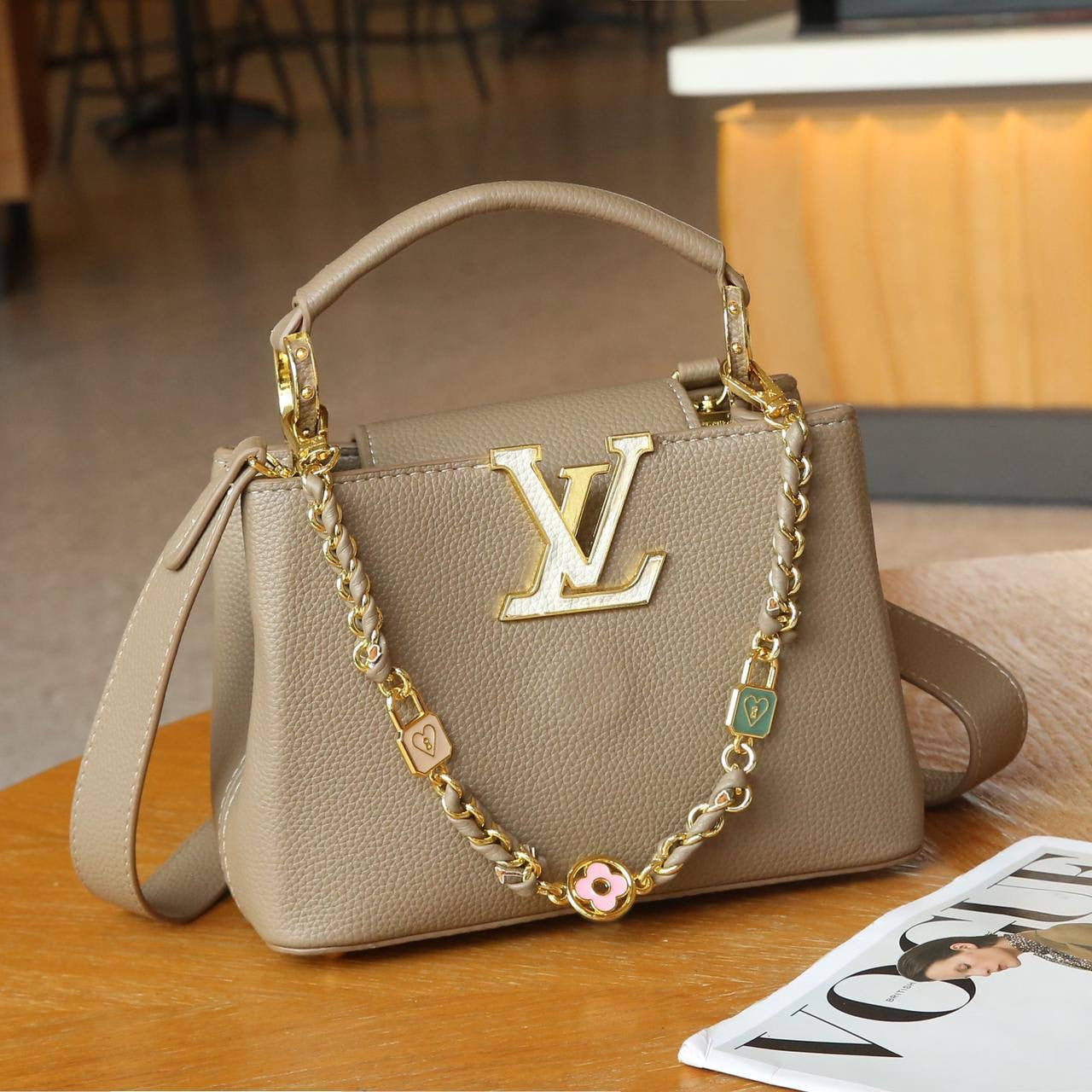 LV
Best quality 
with box’s 
🎁🎁🎁

130 dhs🇦🇪

size 22 cm

Zain158
♥️♥️♥️