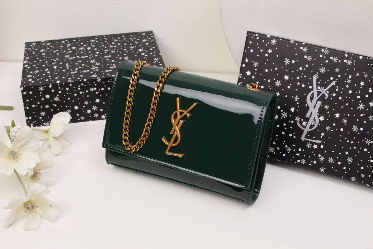 YSL - ʏᴠᴇs sᴀɪɴᴛ ʟᴀᴜʀᴀɴᴛ
ɢʟᴏssʏ ᴍᴀᴛᴇʀɪᴀʟ
ɢᴏʟᴅ ʟᴀᴄᴇ ʜᴀʀᴅᴡᴀʀᴇ
sɪᴢᴇ : 20 x 5 x 14 cm

ᴡɪᴛʜ BOX
🎁🎁🎁

90 dhs🇦🇪

Zain31
♥️♥️♥️
