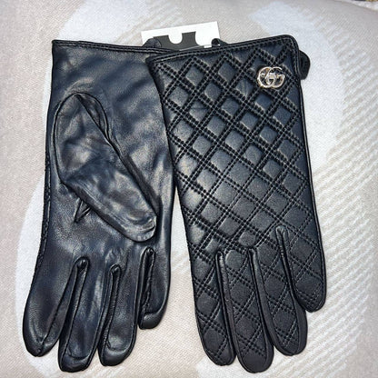 Women Gloves 
Free size 
80 dhs🪙

Zain88
♥️♥️♥️