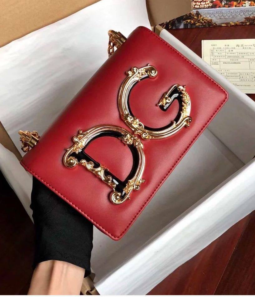 D&G
110 dhs🇦🇪

with box
🎁🎁🎁

size 22cm

Zain26
♥️♥️♥️