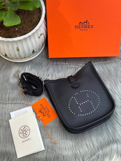 Hermes
SIZE  ………   18 CM 

90 dhs🇦🇪

with BOX
🎁🎁🎁

Zain244
♥️♥️♥️