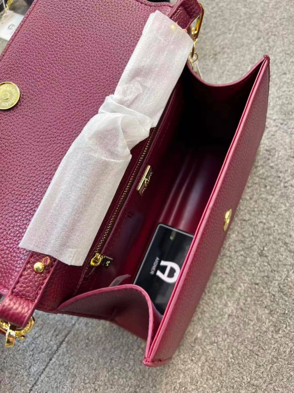 Aigner
90 dhs🪙💕

with box
🎁🎁🎁

size 24cm

Zain26
♥️♥️♥️