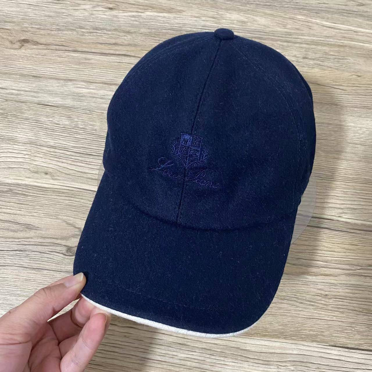CASHMERE LORO PIANA 
MENS CAP 🧢 
FREE SIZE 
120 dhs🪙

Zain88
♥️♥️♥️